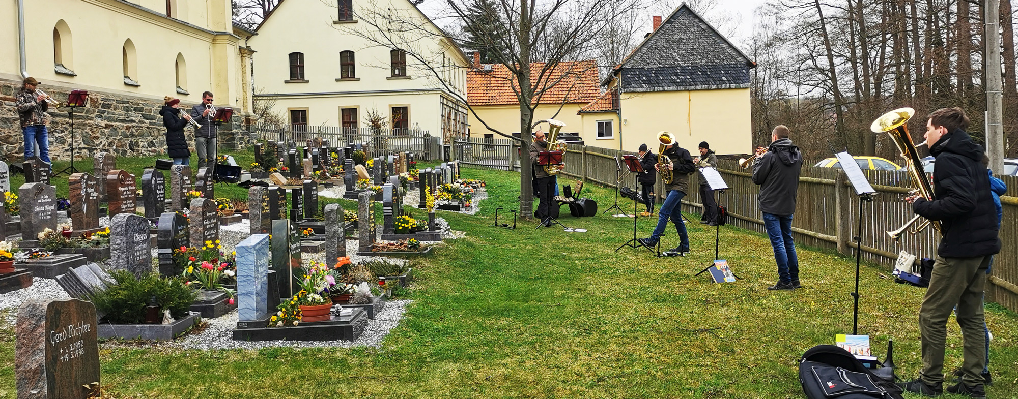 Ostermontag vor der Kirche